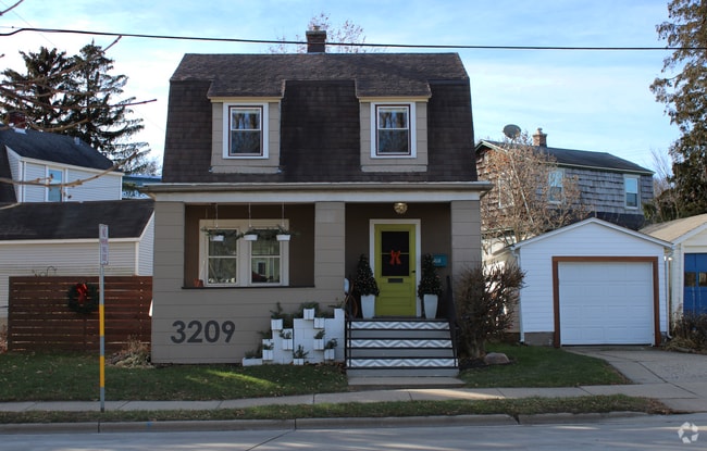 Building Photo - 3209 Atwood Ave Rental