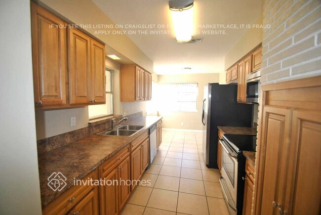 Photo - 921 E Hawthorne Cir