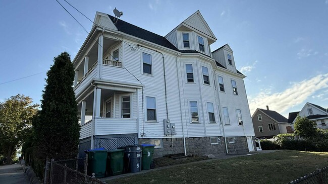 Building Photo - 9 Sanger St Unit 1 -- First Floor Rental