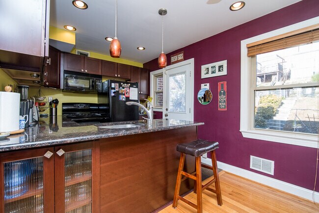Photo - 234 Nicholson St NE