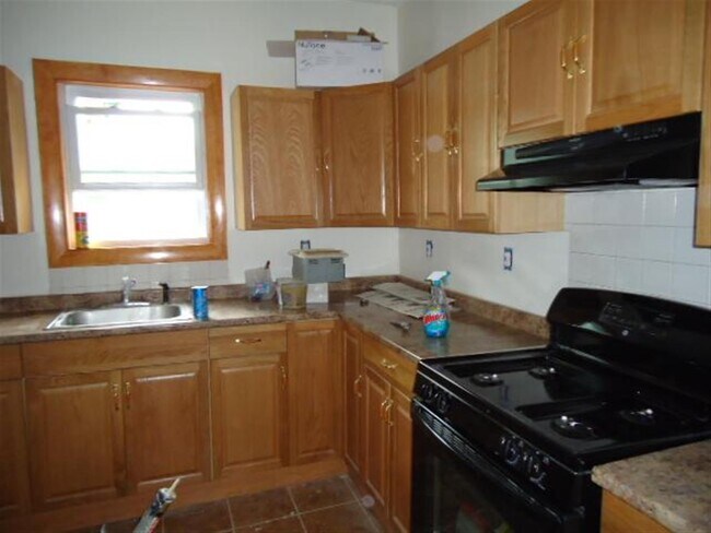 Building Photo - 14 Clark St Unit 2