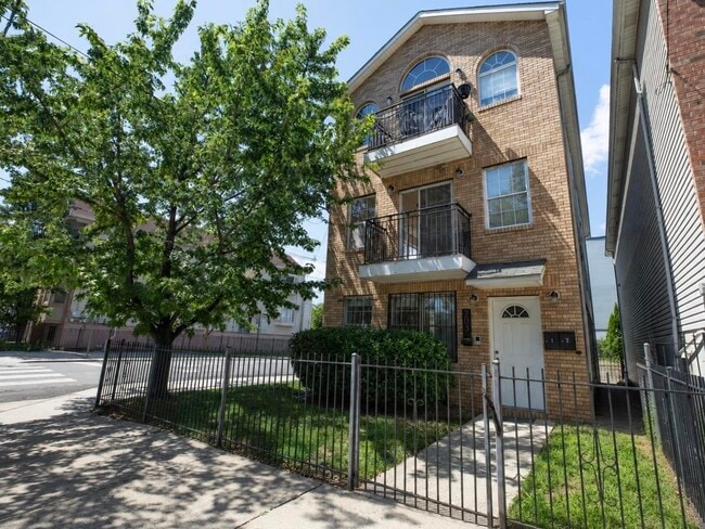 Building Photo - 203 Halladay St Unit 1