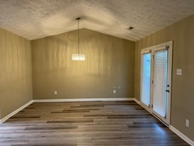 Photo - Knoxville 37934 - 2 bedroom, 2 bath condo - Contact Susan Niedergeses (865) 300-4722