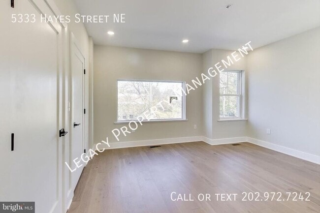 Photo - 5333 Hayes St NE