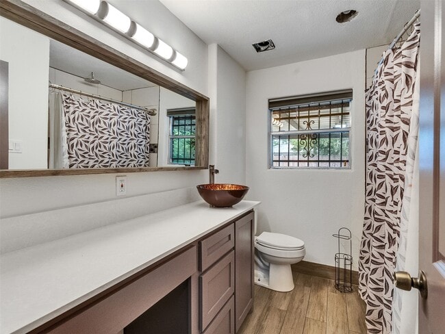 Building Photo - 667 Edgebrook Dr