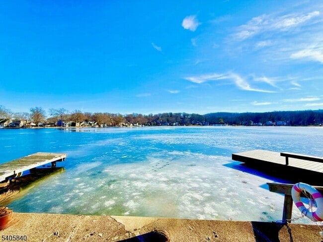 Building Photo - 40 W Shore Rd