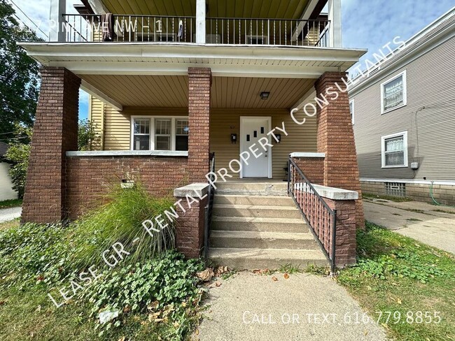 Updated lower 2 bedroom on the West side o... - Updated lower 2 bedroom on the West side o... Apartment Unit 1