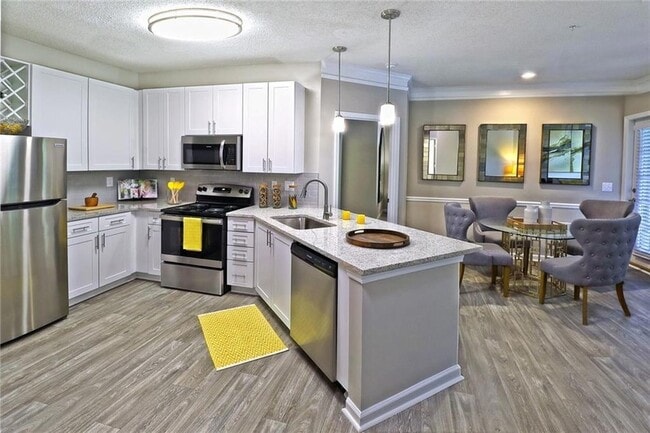 Building Photo - 6210 Peachtree Dunwoody Rd Rental