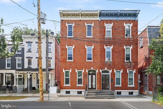 136 E Lemon St