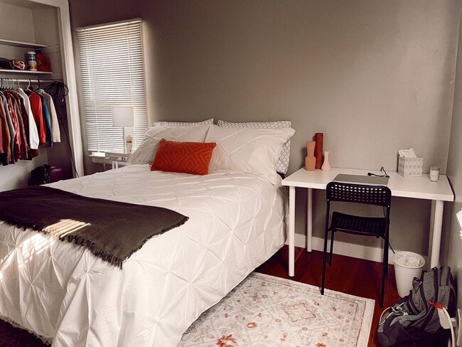 Building Photo - Beautifully Remodeled 2 Bedroom Apartment Across from UNC with In-Unit Laundry & A/C Unit 2120 10th Ave B