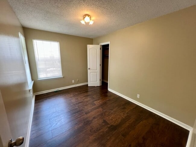 Photo - 3 Bed/2 Bath Townhouse *Huge Bonus Room*SO...