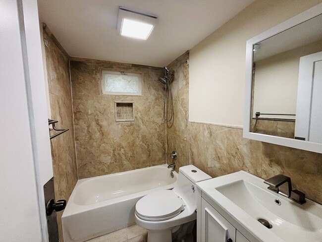 Building Photo - 55 Woodlawn Ave Unit 2