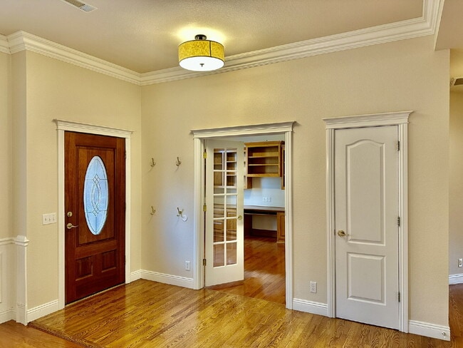 Photo - 604 Drake St