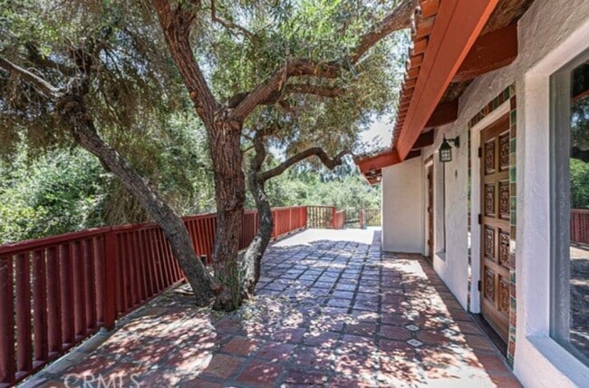 Photo - Escape to Your Own Private Retreat Among the Oaks