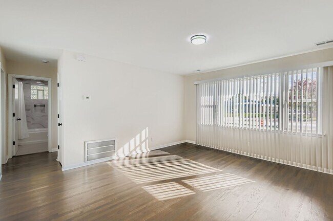 Photo - 24430-24438 W Eames St