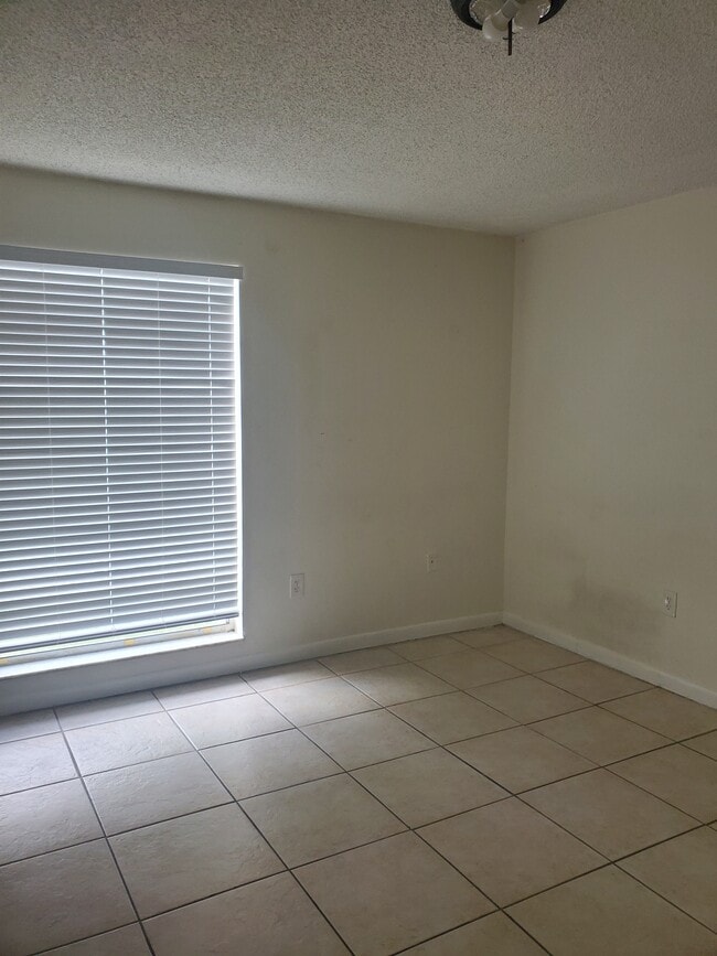 Bedroom - 10810 SW 88th St Apartamentos
