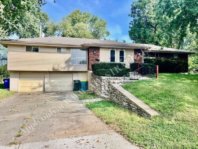 Photo - MOVE IN SPECIAL!! Spacious Shawnee Duplex-...