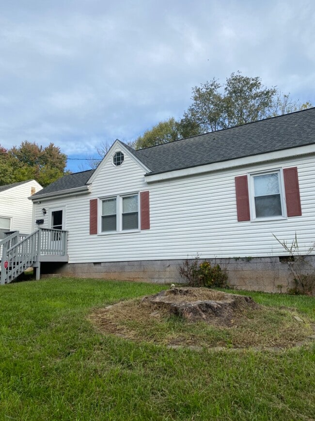 Building Photo - 4919 Windsor Ave Rental