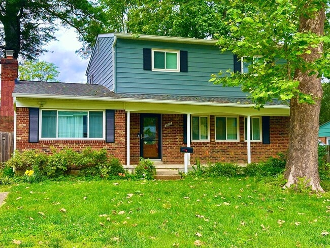5 Bedroom 2.5 Bathroom! Parking! Pets Welc... - 5 Bedroom 2.5 Bathroom! Parking! Pets Welc... House