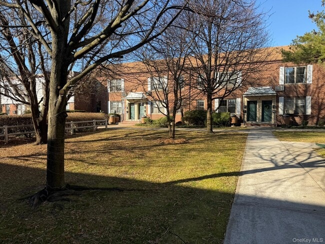 Building Photo - 70-43B Park Dr E