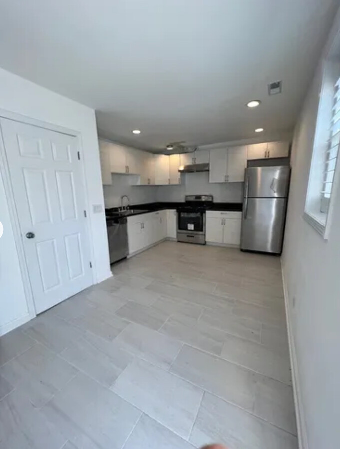 kitchen - 2717 W Saint Helen St Apartments Unit 1