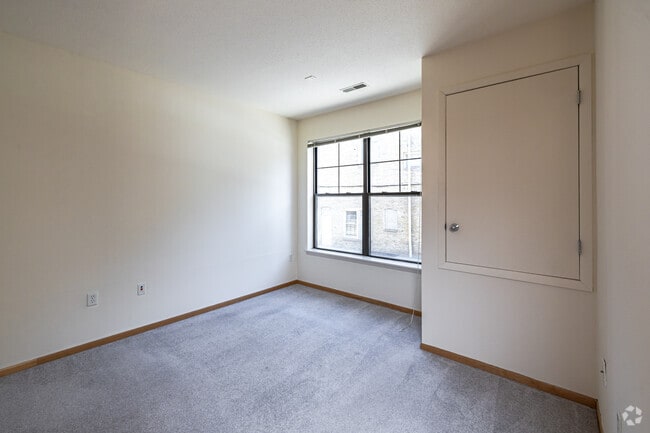 1BR, 1BA - 806SF - Bedroom