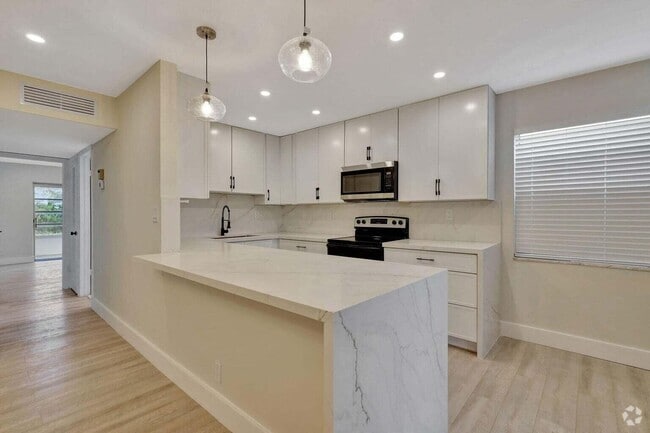 Building Photo - 802 Burgundy Q Rental