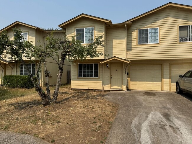 Building Photo - Freshly recently updated 3-bedroom 2-bathroom duplex with garage!