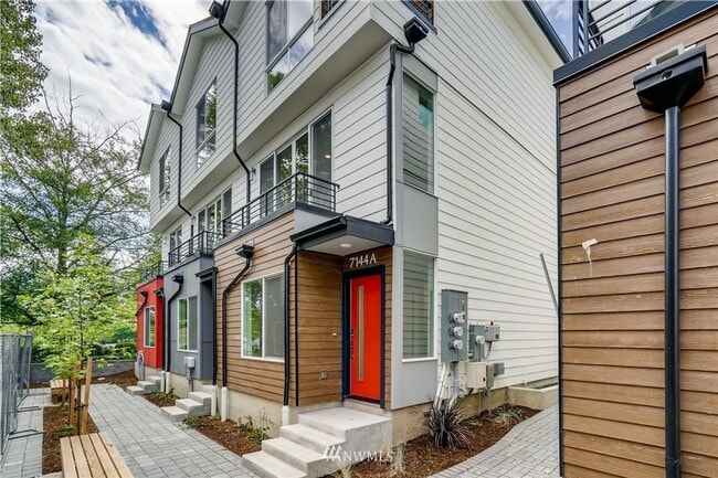 Building Photo - Immaculate 3 Bed 2 Bath Seattle Townhome @ An Incredible Location!
