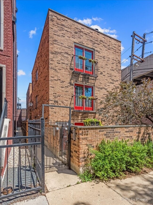 Building Photo - 832 W Barry Ave Unit B