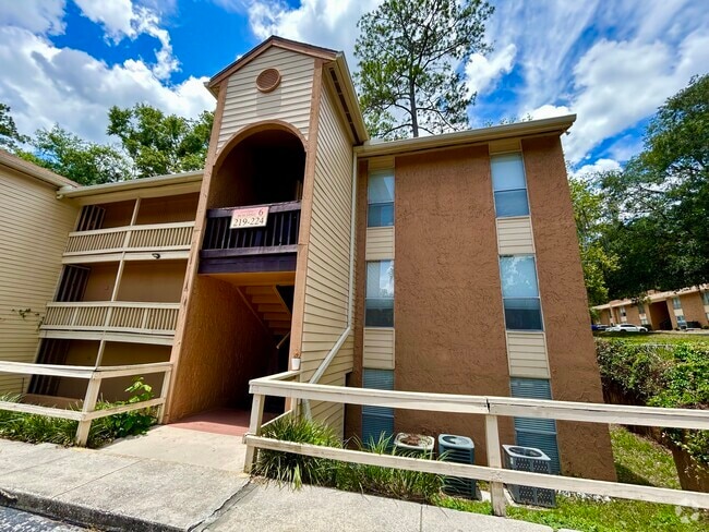 Building Photo - 1810 NW 23rd Blvd Unit 220 Rental