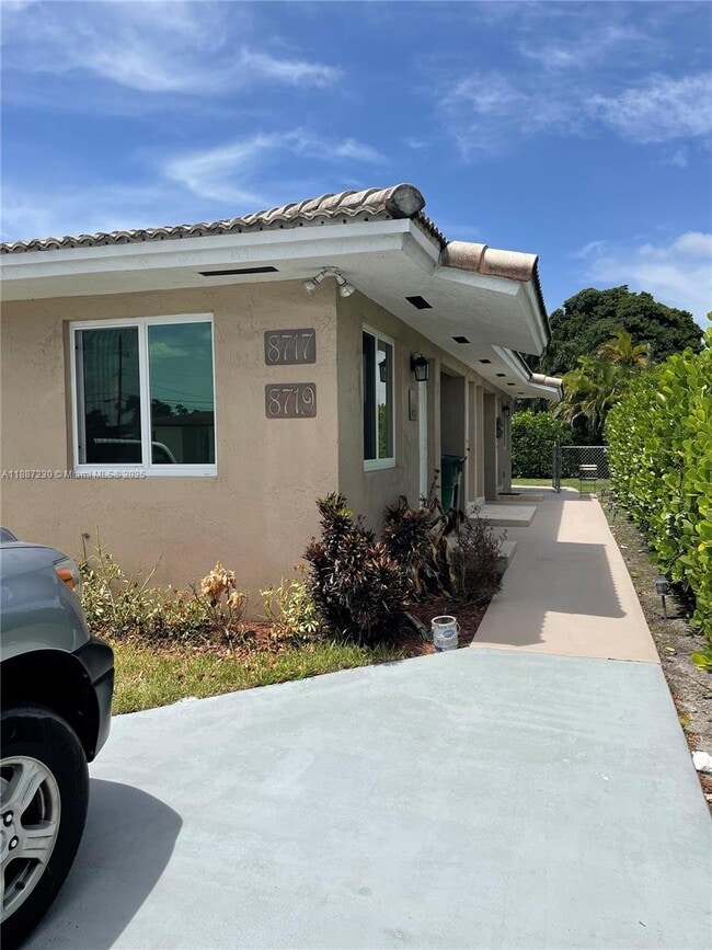 Photo - 8719 SW 38th St Unidad REAR