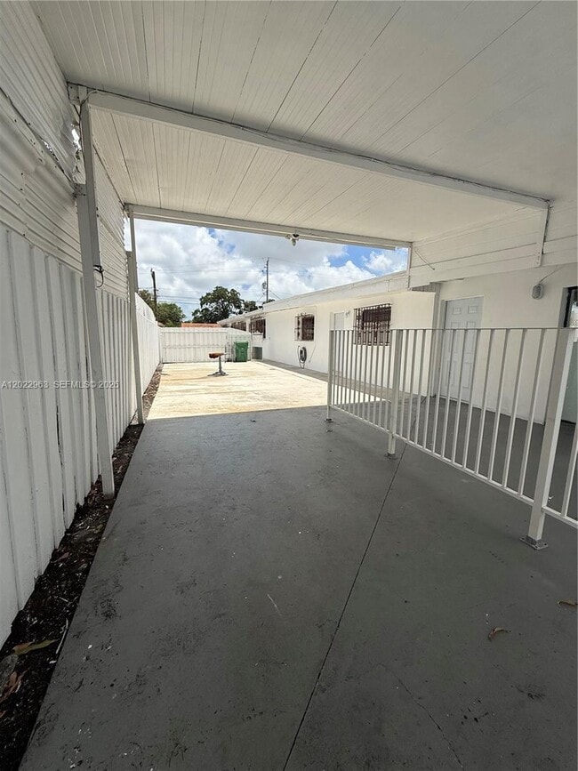 Building Photo - 1046 NW 33rd Ave Unit Back