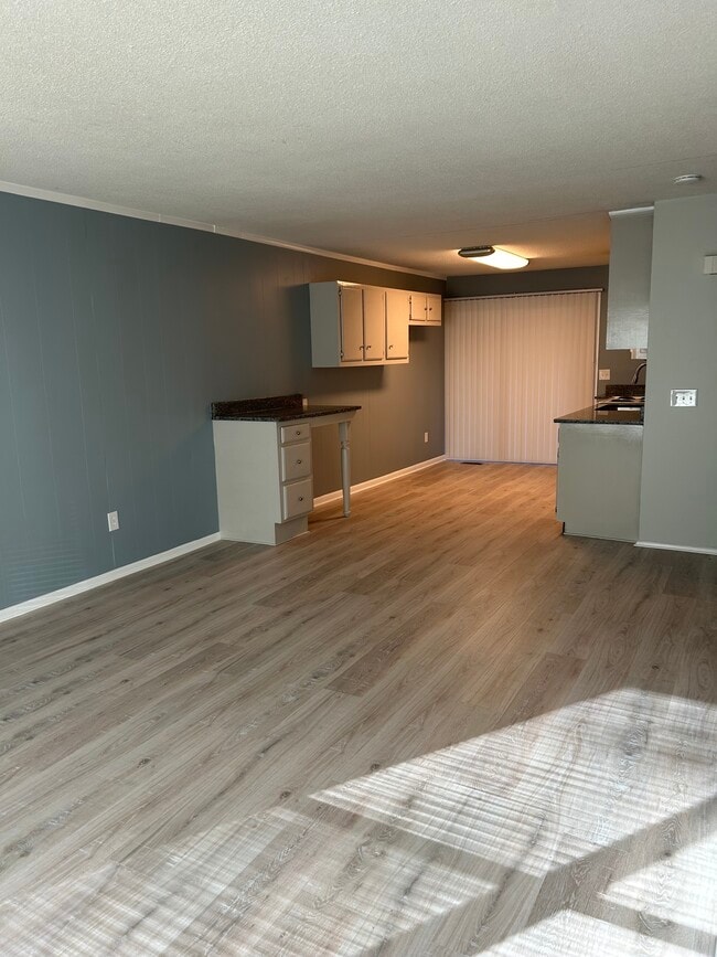 Building Photo - 33 Phillips Dr Unit B