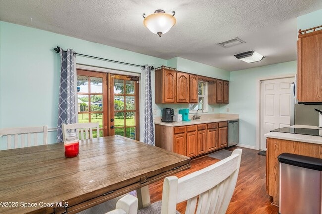 Photo - 3384 Elizabeth St