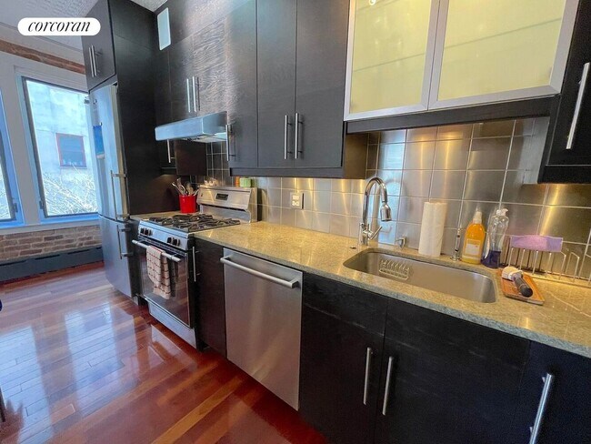 Photo - 613 E 6th St