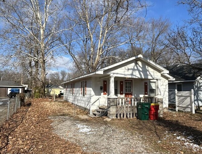 Building Photo - 1205 E 10th St Rental