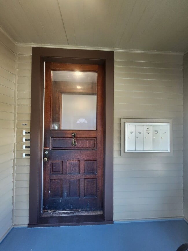 Photo - 1BR Unit - Freshly Remodeled Unit DBQ - 1449-04