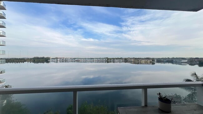 Building Photo - 1301 NE Miami Gardens Dr Unit 514w