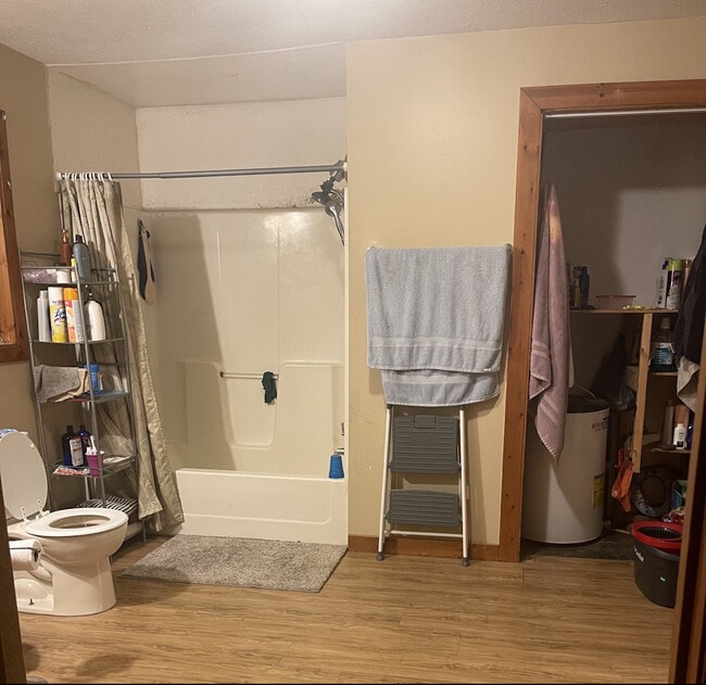 Shared bathroom - 1912 Barkley Rd