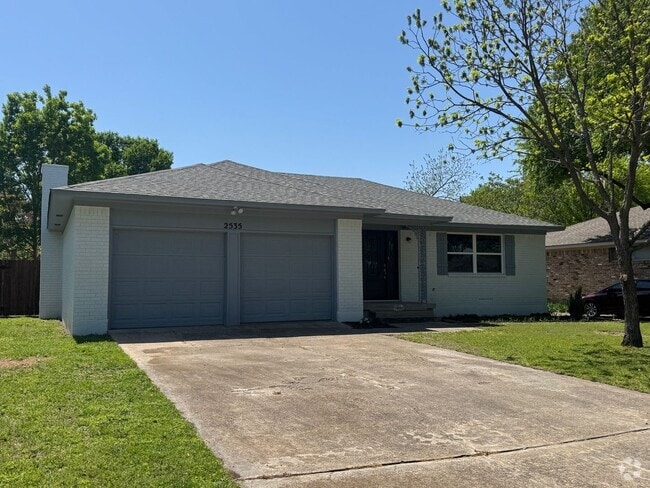 Building Photo - Move in Ready - 3 bedroom 2 bath 2 car garage Rental