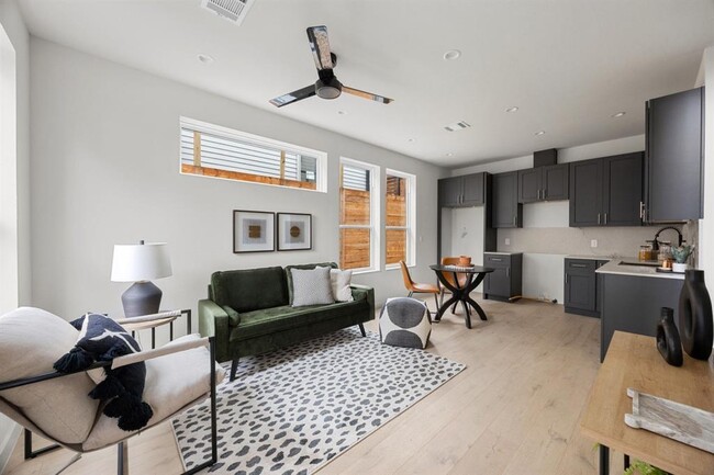 Building Photo - 1709 Maple Ave Unit 2B