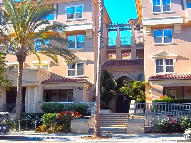 Building Photo - GORGEOUS TOP FLR CONDO BY CENTRAL PARK w/LAUNDRY+PATIO+2 CAR Parking