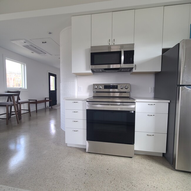Energy efficient appliances to keep your energy bills low. - 1444 Sheridan St