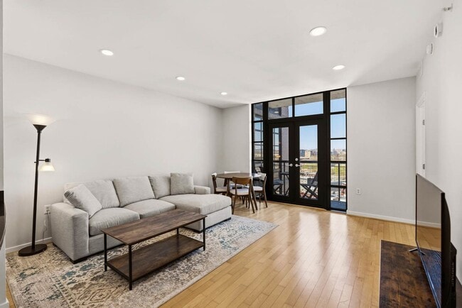 Building Photo - Mt Vernon Square Condo | 1 Bed | 1 Bath | 700 Sf | Private Balcony Unit 1103