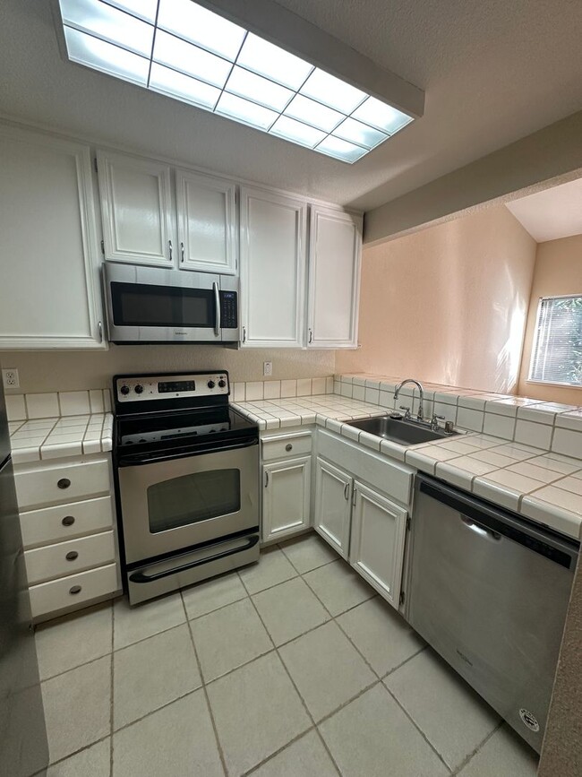 2 bed 2 bath Condo, ready for move in - 2 bed 2 bath Condo, ready for move in