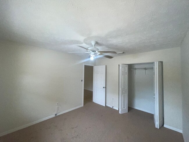 Photo - 2/1 FOR RENT in Ft. Pierce - Middle Unit - Triplex