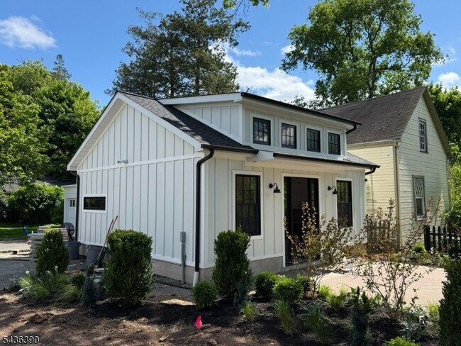 Building Photo - 97 Essex Ave Unit A
