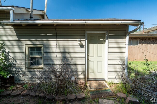 Building Photo - 2808 NW 24th St Duplex Unit B Rental