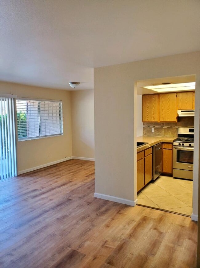 Building Photo - 250 Sunset Dr Unit 8 Rental